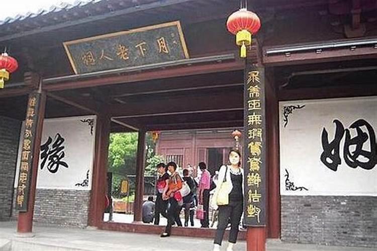 梦见有不熟的人死了还斗鸡眼的预兆