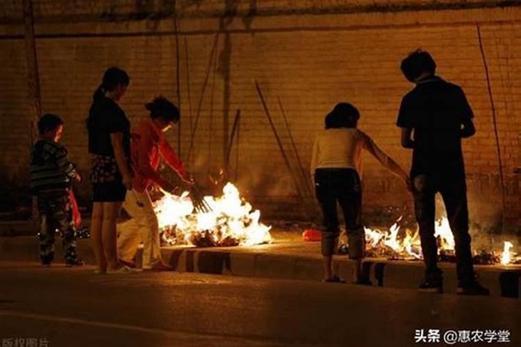 梦见棺材翻了掉出死人是什么意思