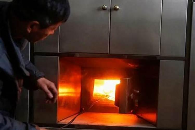 梦见自己的哥死了哭泣