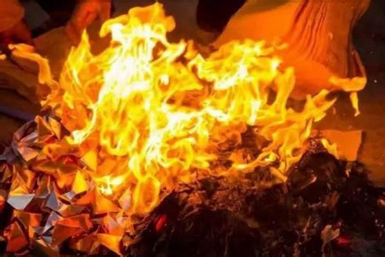 梦见龙卷风并顺利躲避是什么意思 梦见龙卷风并顺利躲避代表什么百度...