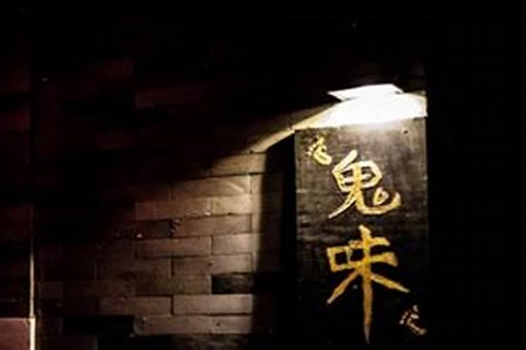 办公桌左右边摆什么好 办公桌左右摆放什么