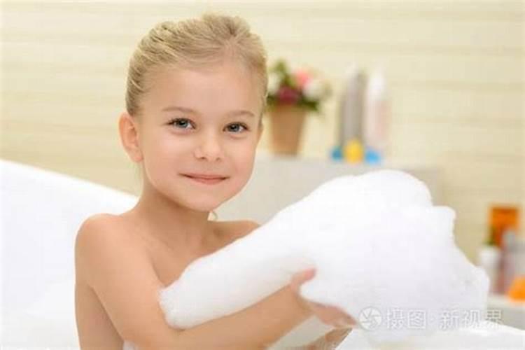 梦见给女儿洗澡什么意思？