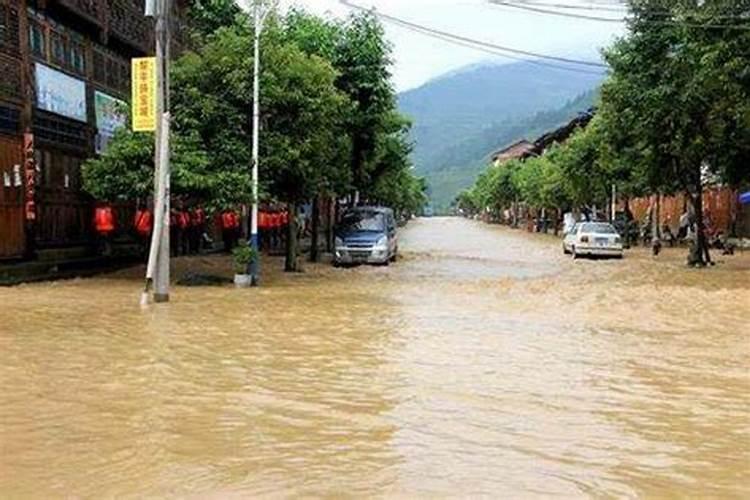 请问90年正月初六早上11点多出生 到底属什么 是什么命