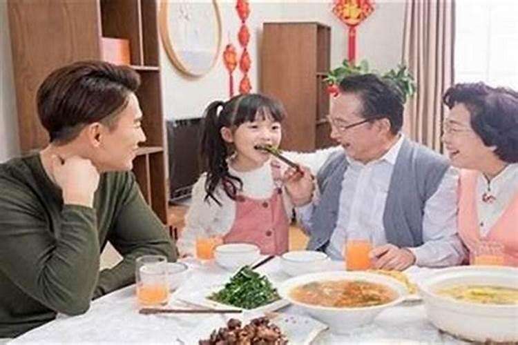 梦见领导在我家吃饭是什么意思？