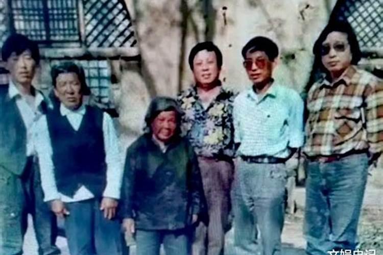 梦见去世的奶奶起来咬我,我还叫去世的大爹帮忙收服？