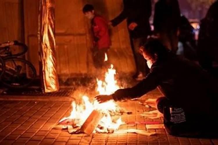 在外地过鬼节怎么给已故的父亲烧纸