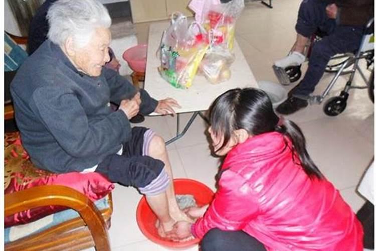 梦到给老人洗澡说明什么