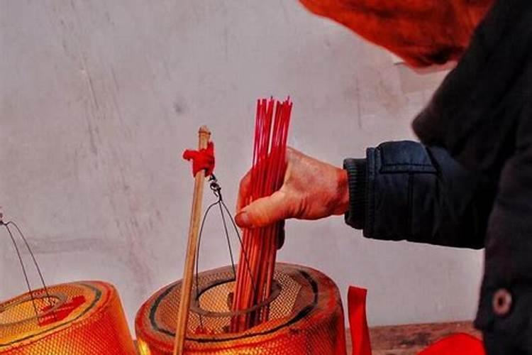 云南丽江的中元节,又叫河灯节,人们在这天祭祖祈福,为什么要放河灯...