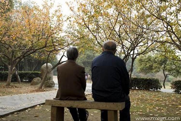 梦见过世的老人有什么预兆 不同的人梦见已故的老人的梦境解析