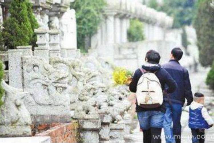 梦见自己上坟代表什么？