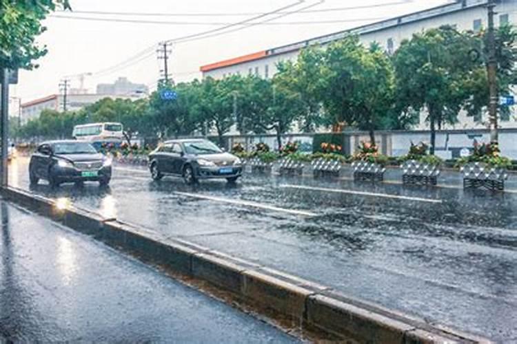 男人梦见下雨什么意思 男人梦见下雨预示什么