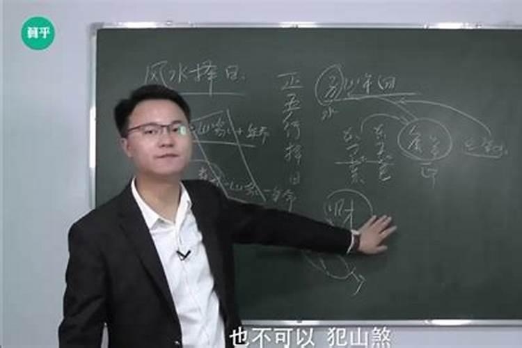 梦见前夫我们跟别人打架他帮我,对方带刀捅我们？