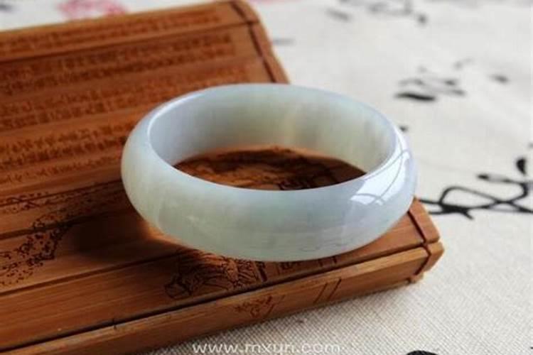 玉手镯断了是什么征兆翡翠玉手镯碎了有什么说法