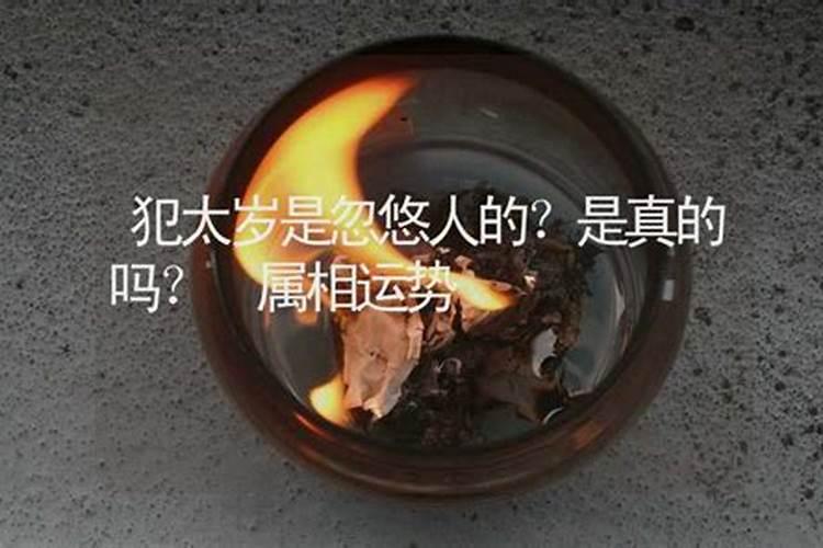 梦见自己把奶奶的骨灰盒放到别人的新坟墓里？