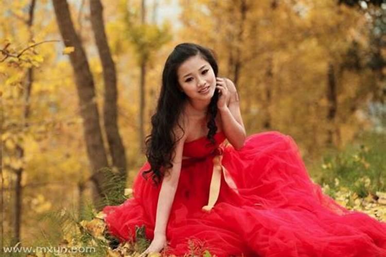 梦见自己穿红色衣服回家的预兆