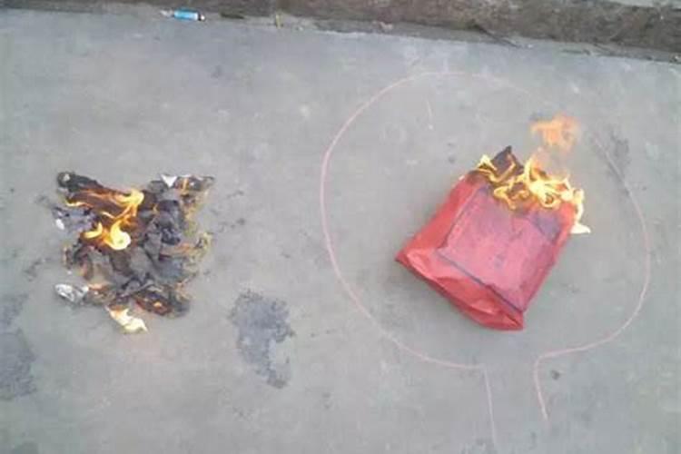 鬼节在给死去的人烧纸前,为什么要在地面画个圈？