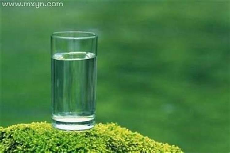 梦见水漏了,睡在水上