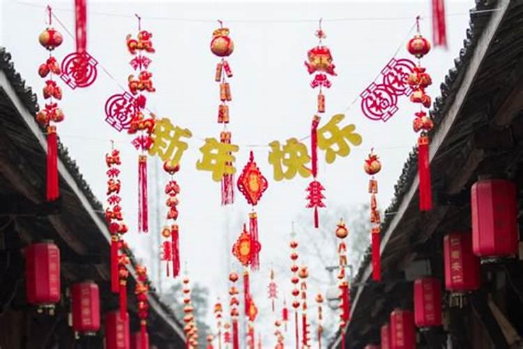 ...狗和一只鸡？贴年画的时候狗头朝门口的哪个方向？