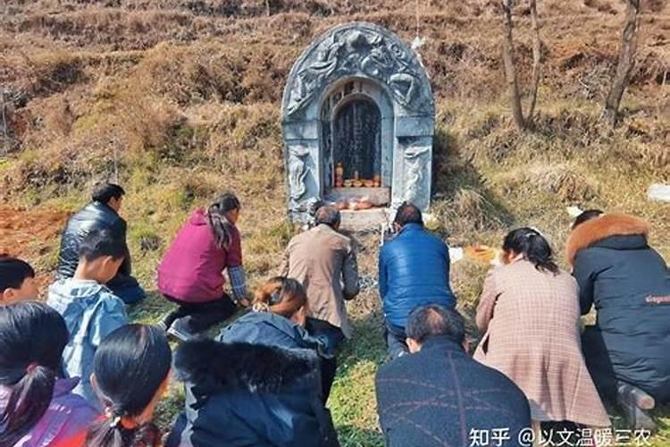 梦见在坟地里盖楼自己住