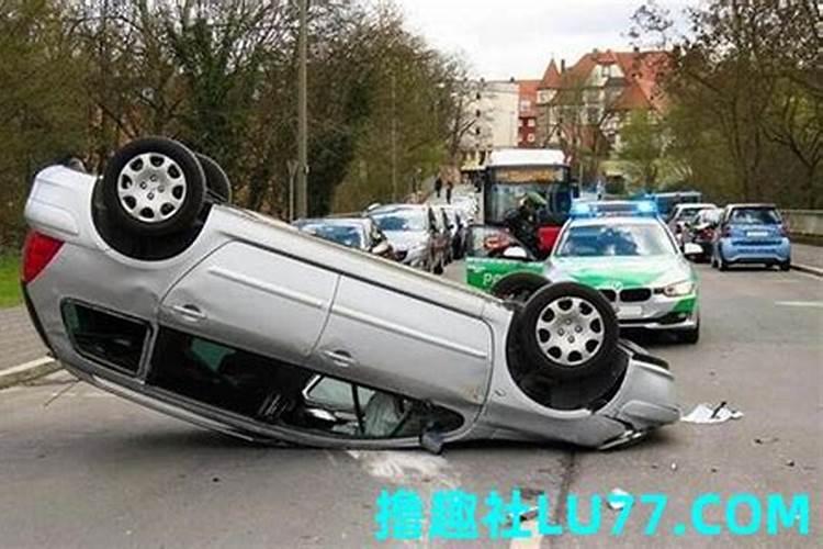 梦见轿车坏了不能行使