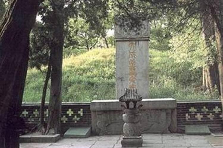 已故的人下葬时是看哪一年还是看生辰八字？