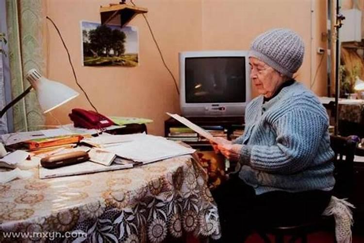 梦见家中健在的老人去世是什么兆头？
