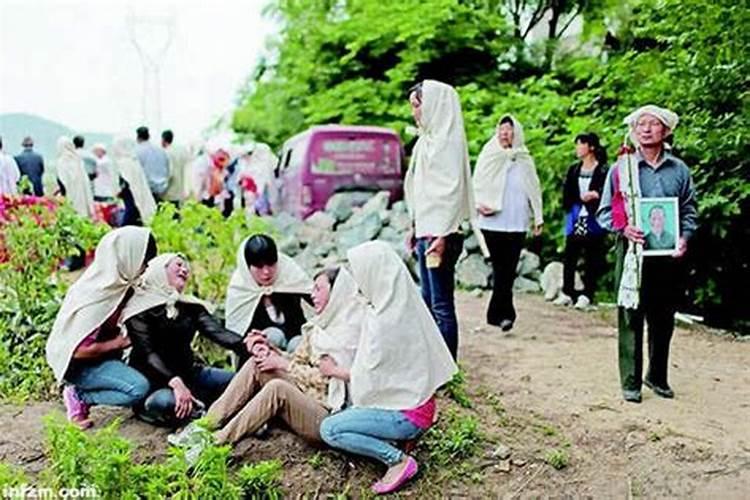 女人梦见死了的父亲