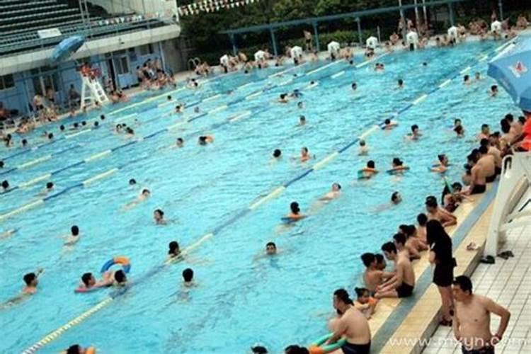 梦见自己跟同学游泳