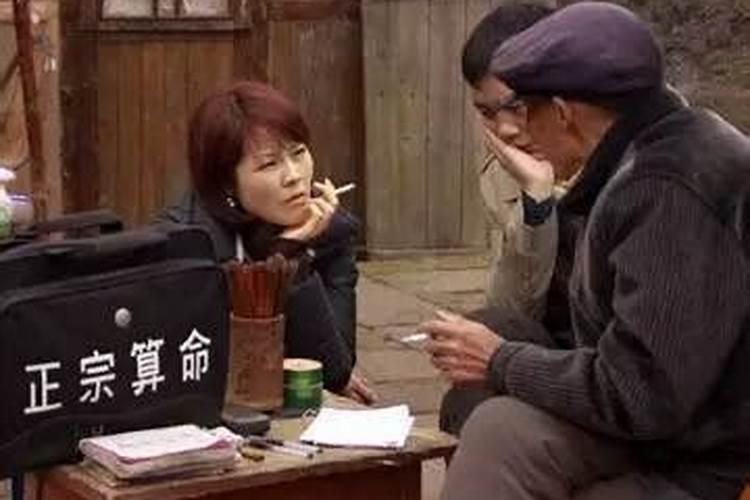 梦见荒野的院子周围有好多坟地
