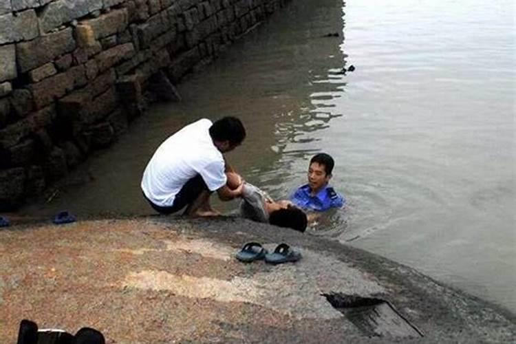 梦见被洪水围困是什么意思