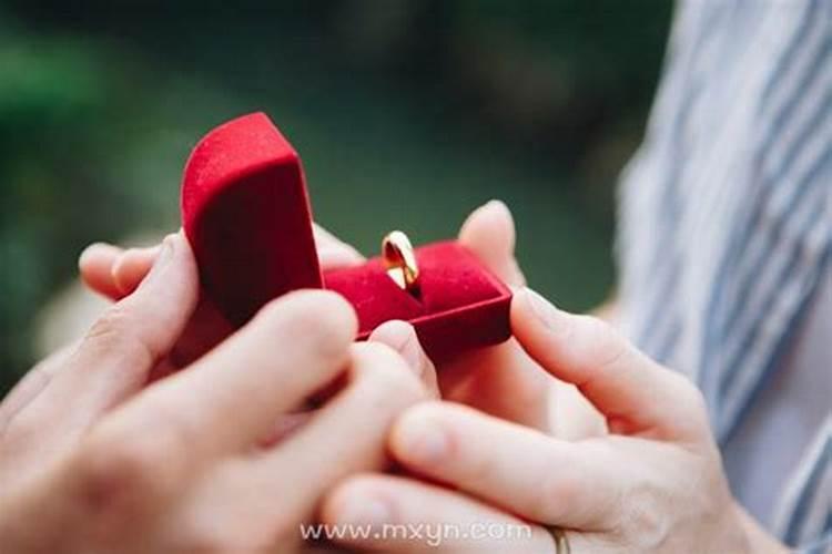 梦见女的跟我求婚我答应了