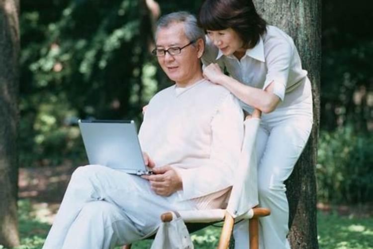 父母已经60多岁了,感情不和,离婚对他们来说好不好？