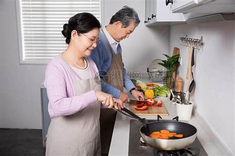 梦见好多人在家里做饭吃的预兆