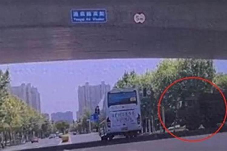 梦见和熟悉的死人说话 暗示什么