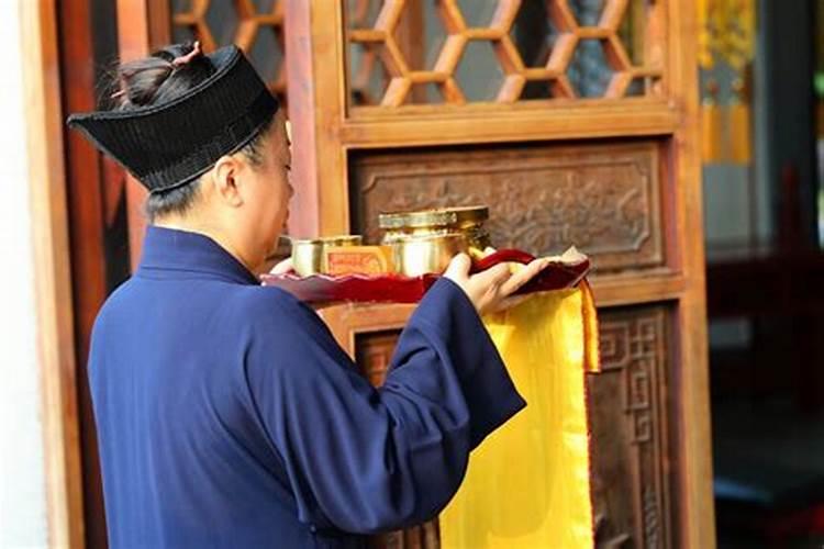 属兔和属什么属相合财