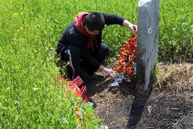 梦见好多人一起上坟是什么意思