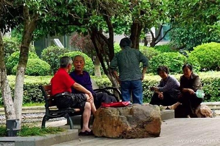 梦见我死去的爷爷跟我睡一起了