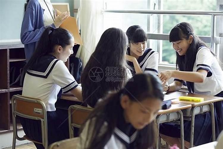 梦见与女同学亲热是什么预兆？