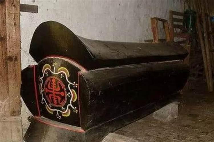 梦见前夫死去的父亲还活着,然后有人要他的命他和我商量让我去顶替,我...