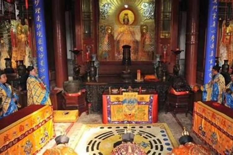 女人梦见长发剪成短发