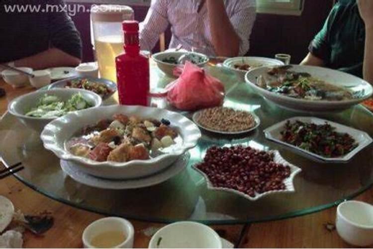 梦见请同学们吃饭