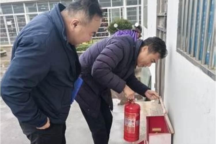 梦见和死过的人拉手说话的预兆