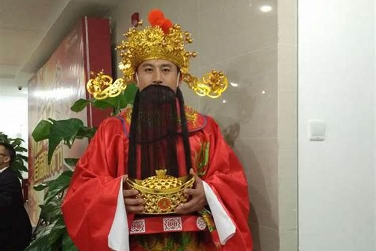 今天是什么日子？满街放鞭炮。。。