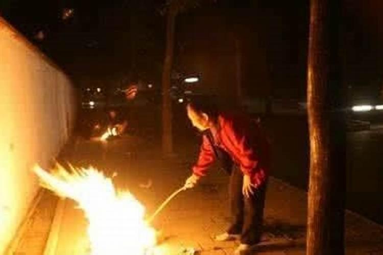 婆婆在我家过年,要给她父母烧纸去,有什么讲究吗