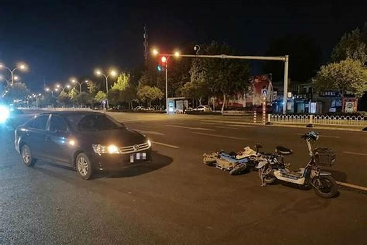 梦见两车相撞翻车的预兆