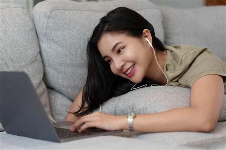 梦见美妇人