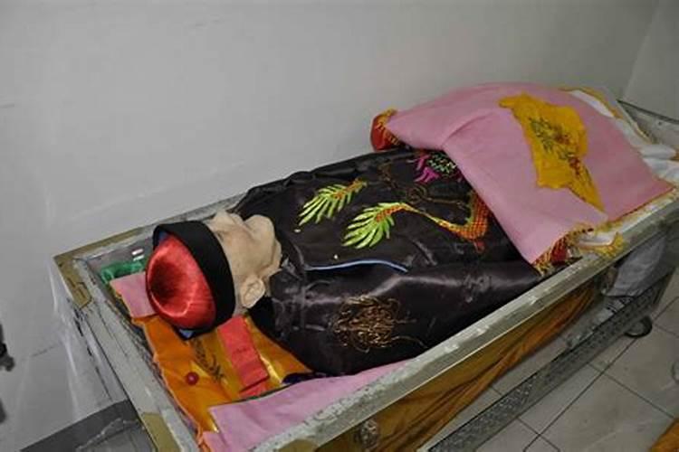 人死后为什么要在棺材头上放盏灯？