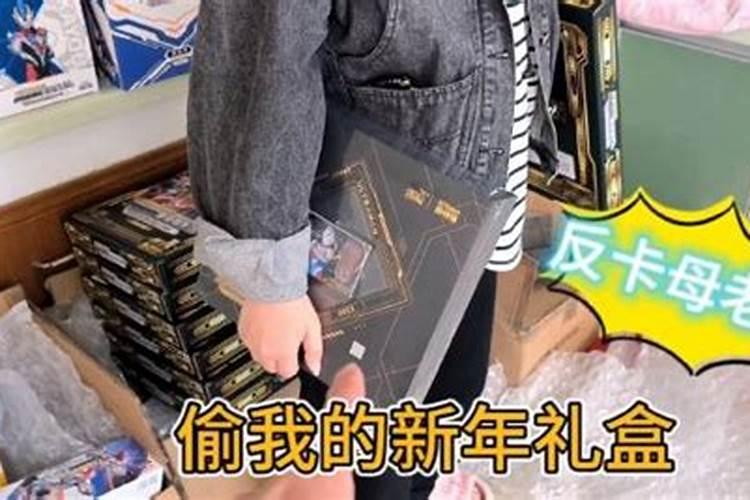 梦到回到了小学,在校门口遇到了两个小学女同学,她们见我就欺负我,扇...