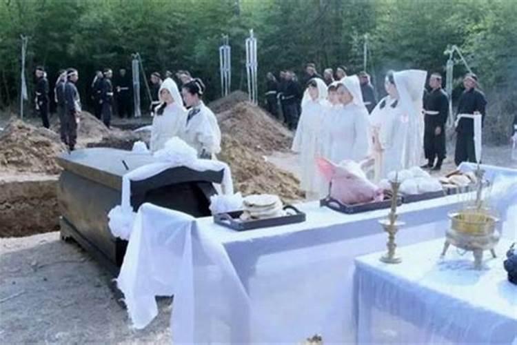 梦见认识的女人给我送吃的的预兆