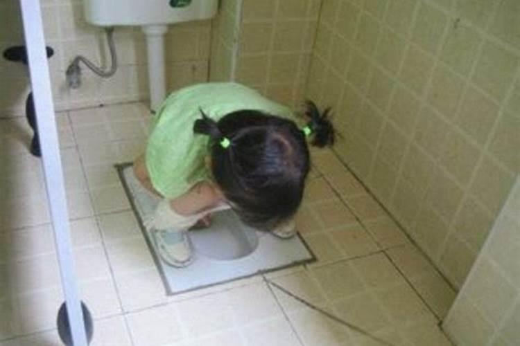 女人梦见蹲坑茅厕很脏